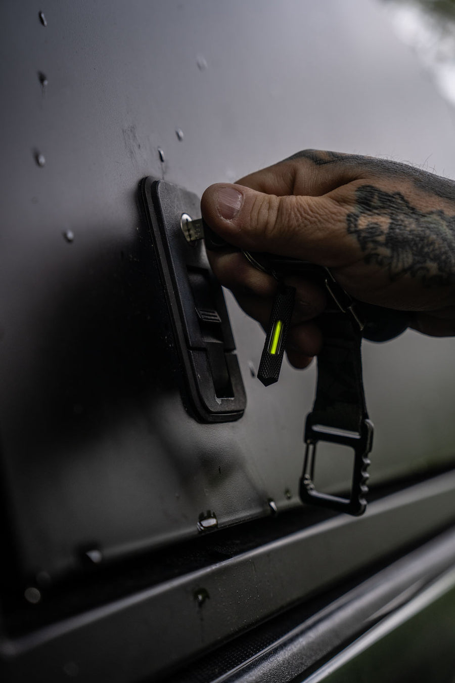 GLOW RHINO The Knurled Edition Glow Fob (GREEN)