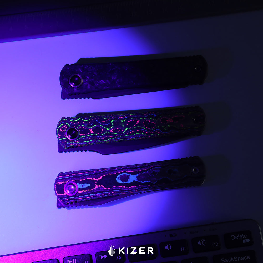 KIZER CUTLERY Feist 3 | CPM S90V + Matte DLC Ultra | Hawkbill | Titanium (Matte DLC Ultra) & CamoCarbon Ultimate Warrior | KizerX™ 3499.3A3