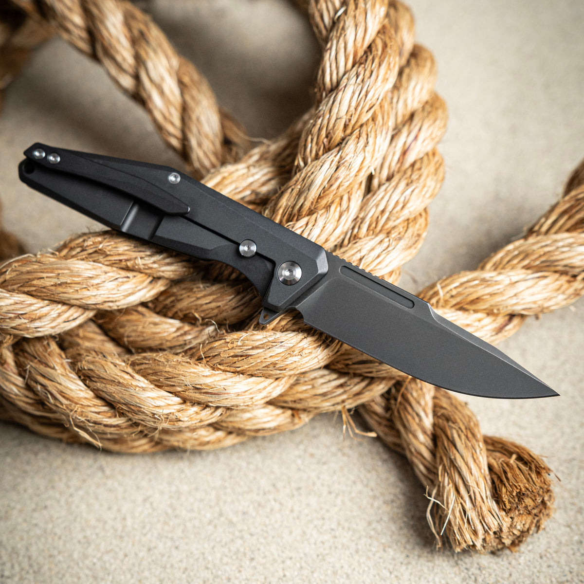 SKALLYWAG TACTICAL Iron Jaw - Black